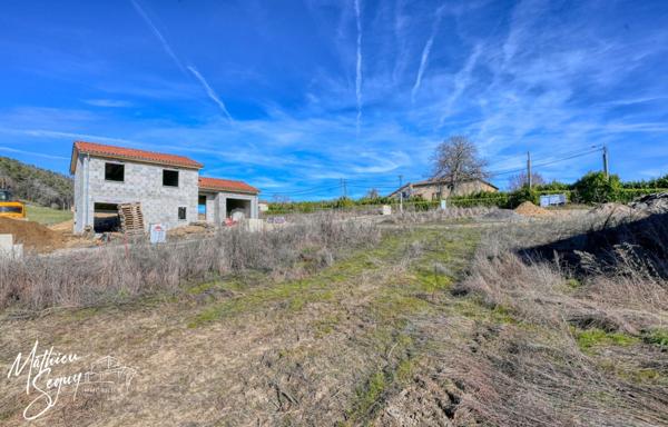 Agréable terrain constructible orienté sud au cœur du village