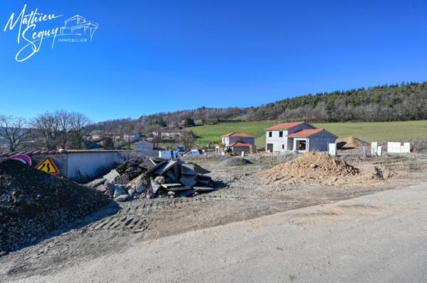 Agréable terrain constructible orienté sud au cœur du village