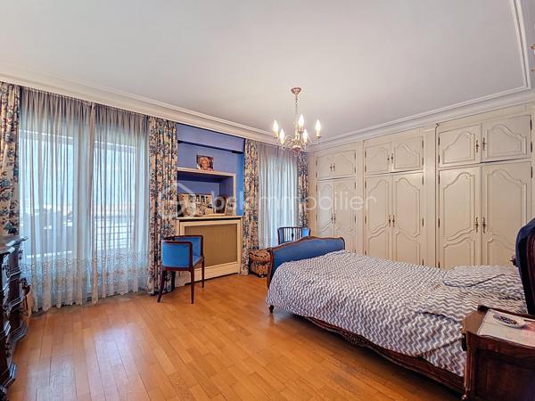 Venez découvrir ce bel appartement, très LUMINEUX situé 4ème et dernier étage, avec ascenseur.
"Les-pavillons-sous-bois", dans une résidence, calme et sécurisée.
Hyper centre-ville, proche des écoles et de toutes commodités, vous pourrez découvrir ce grand et spacieux duplex avec sa magnifique terrasse avec vue dégagée.

-Il se compose d'une entrée avec rangements, un double salon/ séjour de 60m², une cuisine équipée avec îlot central, de trois grandes chambres avec rangements (21m²,34m²,11m²), trois salles de bain.
Une grande terrasse avec vue dégagée.

-Un grand box de 35m²(possibilité de garer une voiture et moto + rangements).
-Une cave
-Une remise
-Une grande cour ( possibilité de garer plusieurs voiture / camion )

Les atouts:
- Idéalement situé , hyper centre-ville
- De beaux volumes et plusieurs anexes (cave, remise, garage, cour)
- Grande terrasse sans vis à vis, avec vue dégagée,
- DPE D,
- Résidence calme et sécurisée,
***Accordez-vous une simple visite et laissez-vous charmer !