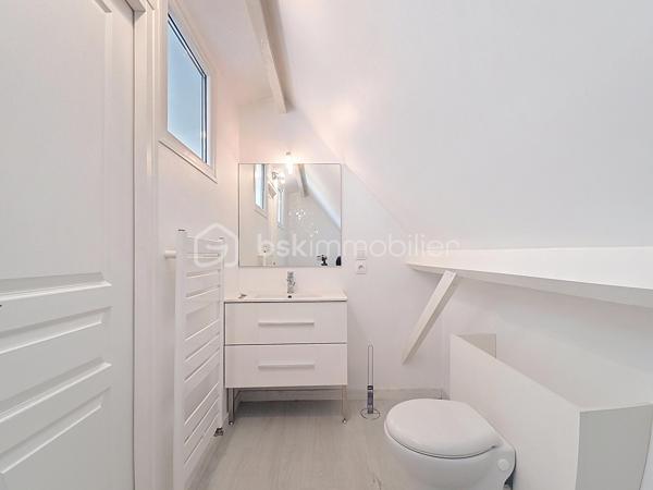 Venez découvrir ce bel appartement, très LUMINEUX situé 4ème et dernier étage, avec ascenseur.
"Les-pavillons-sous-bois", dans une résidence, calme et sécurisée.
Hyper centre-ville, proche des écoles et de toutes commodités, vous pourrez découvrir ce grand et spacieux duplex avec sa magnifique terrasse avec vue dégagée.

-Il se compose d'une entrée avec rangements, un double salon/ séjour de 60m², une cuisine équipée avec îlot central, de trois grandes chambres avec rangements (21m²,34m²,11m²), trois salles de bain.
Une grande terrasse avec vue dégagée.

-Un grand box de 35m²(possibilité de garer une voiture et moto + rangements).
-Une cave
-Une remise
-Une grande cour ( possibilité de garer plusieurs voiture / camion )

Les atouts:
- Idéalement situé , hyper centre-ville
- De beaux volumes et plusieurs anexes (cave, remise, garage, cour)
- Grande terrasse sans vis à vis, avec vue dégagée,
- DPE D,
- Résidence calme et sécurisée,
***Accordez-vous une simple visite et laissez-vous charmer !
