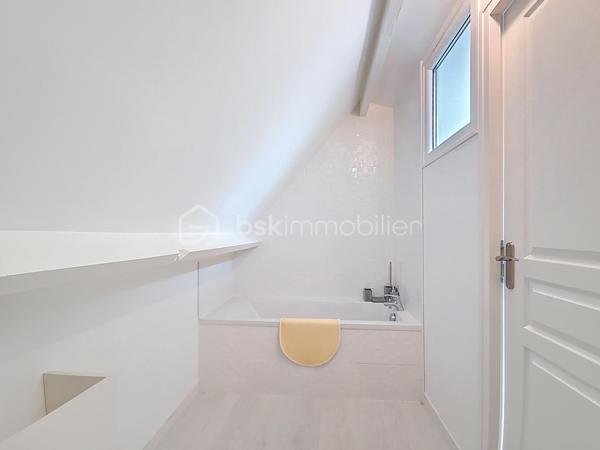 Venez découvrir ce bel appartement, très LUMINEUX situé 4ème et dernier étage, avec ascenseur.
"Les-pavillons-sous-bois", dans une résidence, calme et sécurisée.
Hyper centre-ville, proche des écoles et de toutes commodités, vous pourrez découvrir ce grand et spacieux duplex avec sa magnifique terrasse avec vue dégagée.

-Il se compose d'une entrée avec rangements, un double salon/ séjour de 60m², une cuisine équipée avec îlot central, de trois grandes chambres avec rangements (21m²,34m²,11m²), trois salles de bain.
Une grande terrasse avec vue dégagée.

-Un grand box de 35m²(possibilité de garer une voiture et moto + rangements).
-Une cave
-Une remise
-Une grande cour ( possibilité de garer plusieurs voiture / camion )

Les atouts:
- Idéalement situé , hyper centre-ville
- De beaux volumes et plusieurs anexes (cave, remise, garage, cour)
- Grande terrasse sans vis à vis, avec vue dégagée,
- DPE D,
- Résidence calme et sécurisée,
***Accordez-vous une simple visite et laissez-vous charmer !
