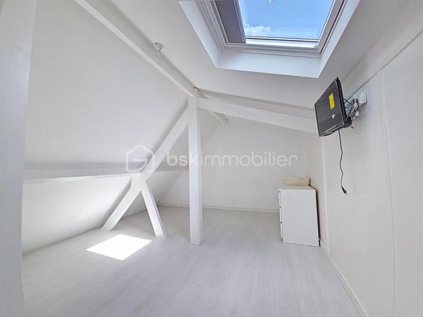 Venez découvrir ce bel appartement, très LUMINEUX situé 4ème et dernier étage, avec ascenseur.
"Les-pavillons-sous-bois", dans une résidence, calme et sécurisée.
Hyper centre-ville, proche des écoles et de toutes commodités, vous pourrez découvrir ce grand et spacieux duplex avec sa magnifique terrasse avec vue dégagée.

-Il se compose d'une entrée avec rangements, un double salon/ séjour de 60m², une cuisine équipée avec îlot central, de trois grandes chambres avec rangements (21m²,34m²,11m²), trois salles de bain.
Une grande terrasse avec vue dégagée.

-Un grand box de 35m²(possibilité de garer une voiture et moto + rangements).
-Une cave
-Une remise
-Une grande cour ( possibilité de garer plusieurs voiture / camion )

Les atouts:
- Idéalement situé , hyper centre-ville
- De beaux volumes et plusieurs anexes (cave, remise, garage, cour)
- Grande terrasse sans vis à vis, avec vue dégagée,
- DPE D,
- Résidence calme et sécurisée,
***Accordez-vous une simple visite et laissez-vous charmer !