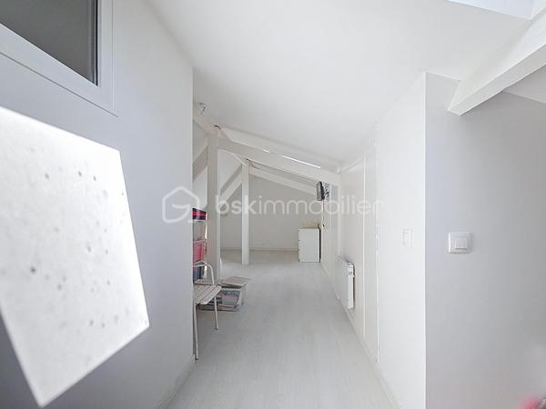 Venez découvrir ce bel appartement, très LUMINEUX situé 4ème et dernier étage, avec ascenseur.
"Les-pavillons-sous-bois", dans une résidence, calme et sécurisée.
Hyper centre-ville, proche des écoles et de toutes commodités, vous pourrez découvrir ce grand et spacieux duplex avec sa magnifique terrasse avec vue dégagée.

-Il se compose d'une entrée avec rangements, un double salon/ séjour de 60m², une cuisine équipée avec îlot central, de trois grandes chambres avec rangements (21m²,34m²,11m²), trois salles de bain.
Une grande terrasse avec vue dégagée.

-Un grand box de 35m²(possibilité de garer une voiture et moto + rangements).
-Une cave
-Une remise
-Une grande cour ( possibilité de garer plusieurs voiture / camion )

Les atouts:
- Idéalement situé , hyper centre-ville
- De beaux volumes et plusieurs anexes (cave, remise, garage, cour)
- Grande terrasse sans vis à vis, avec vue dégagée,
- DPE D,
- Résidence calme et sécurisée,
***Accordez-vous une simple visite et laissez-vous charmer !