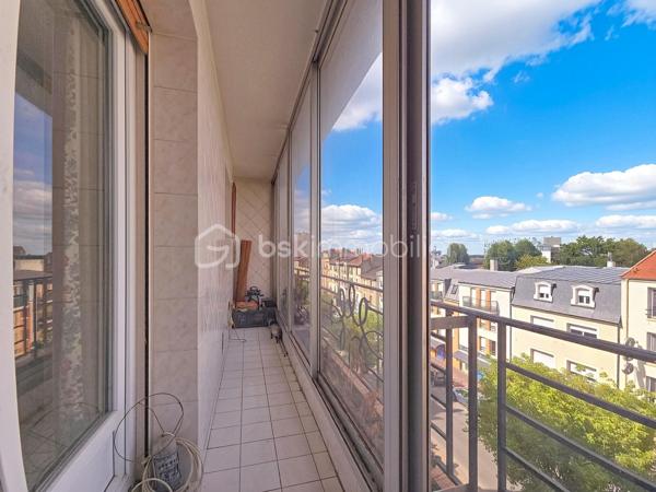Venez découvrir ce bel appartement, très LUMINEUX situé 4ème et dernier étage, avec ascenseur.
"Les-pavillons-sous-bois", dans une résidence, calme et sécurisée.
Hyper centre-ville, proche des écoles et de toutes commodités, vous pourrez découvrir ce grand et spacieux duplex avec sa magnifique terrasse avec vue dégagée.

-Il se compose d'une entrée avec rangements, un double salon/ séjour de 60m², une cuisine équipée avec îlot central, de trois grandes chambres avec rangements (21m²,34m²,11m²), trois salles de bain.
Une grande terrasse avec vue dégagée.

-Un grand box de 35m²(possibilité de garer une voiture et moto + rangements).
-Une cave
-Une remise
-Une grande cour ( possibilité de garer plusieurs voiture / camion )

Les atouts:
- Idéalement situé , hyper centre-ville
- De beaux volumes et plusieurs anexes (cave, remise, garage, cour)
- Grande terrasse sans vis à vis, avec vue dégagée,
- DPE D,
- Résidence calme et sécurisée,
***Accordez-vous une simple visite et laissez-vous charmer !