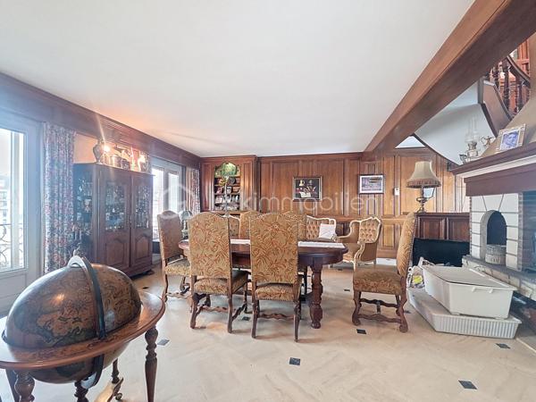 Venez découvrir ce bel appartement, très LUMINEUX situé 4ème et dernier étage, avec ascenseur.
"Les-pavillons-sous-bois", dans une résidence, calme et sécurisée.
Hyper centre-ville, proche des écoles et de toutes commodités, vous pourrez découvrir ce grand et spacieux duplex avec sa magnifique terrasse avec vue dégagée.

-Il se compose d'une entrée avec rangements, un double salon/ séjour de 60m², une cuisine équipée avec îlot central, de trois grandes chambres avec rangements (21m²,34m²,11m²), trois salles de bain.
Une grande terrasse avec vue dégagée.

-Un grand box de 35m²(possibilité de garer une voiture et moto + rangements).
-Une cave
-Une remise
-Une grande cour ( possibilité de garer plusieurs voiture / camion )

Les atouts:
- Idéalement situé , hyper centre-ville
- De beaux volumes et plusieurs anexes (cave, remise, garage, cour)
- Grande terrasse sans vis à vis, avec vue dégagée,
- DPE D,
- Résidence calme et sécurisée,
***Accordez-vous une simple visite et laissez-vous charmer !
