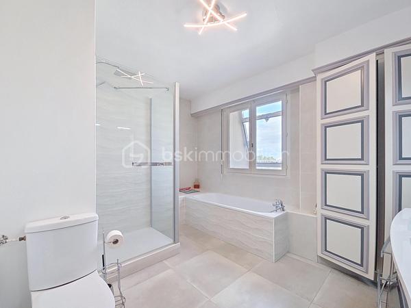 Venez découvrir ce bel appartement, très LUMINEUX situé 4ème et dernier étage, avec ascenseur.
"Les-pavillons-sous-bois", dans une résidence, calme et sécurisée.
Hyper centre-ville, proche des écoles et de toutes commodités, vous pourrez découvrir ce grand et spacieux duplex avec sa magnifique terrasse avec vue dégagée.

-Il se compose d'une entrée avec rangements, un double salon/ séjour de 60m², une cuisine équipée avec îlot central, de trois grandes chambres avec rangements (21m²,34m²,11m²), trois salles de bain.
Une grande terrasse avec vue dégagée.

-Un grand box de 35m²(possibilité de garer une voiture et moto + rangements).
-Une cave
-Une remise
-Une grande cour ( possibilité de garer plusieurs voiture / camion )

Les atouts:
- Idéalement situé , hyper centre-ville
- De beaux volumes et plusieurs anexes (cave, remise, garage, cour)
- Grande terrasse sans vis à vis, avec vue dégagée,
- DPE D,
- Résidence calme et sécurisée,
***Accordez-vous une simple visite et laissez-vous charmer !