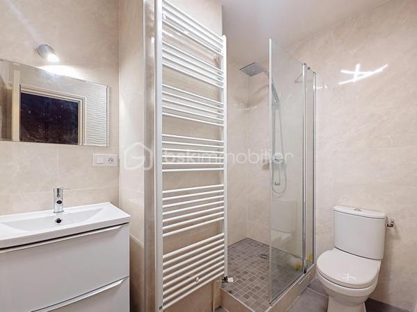 Venez découvrir ce bel appartement, très LUMINEUX situé 4ème et dernier étage, avec ascenseur.
"Les-pavillons-sous-bois", dans une résidence, calme et sécurisée.
Hyper centre-ville, proche des écoles et de toutes commodités, vous pourrez découvrir ce grand et spacieux duplex avec sa magnifique terrasse avec vue dégagée.

-Il se compose d'une entrée avec rangements, un double salon/ séjour de 60m², une cuisine équipée avec îlot central, de trois grandes chambres avec rangements (21m²,34m²,11m²), trois salles de bain.
Une grande terrasse avec vue dégagée.

-Un grand box de 35m²(possibilité de garer une voiture et moto + rangements).
-Une cave
-Une remise
-Une grande cour ( possibilité de garer plusieurs voiture / camion )

Les atouts:
- Idéalement situé , hyper centre-ville
- De beaux volumes et plusieurs anexes (cave, remise, garage, cour)
- Grande terrasse sans vis à vis, avec vue dégagée,
- DPE D,
- Résidence calme et sécurisée,
***Accordez-vous une simple visite et laissez-vous charmer !