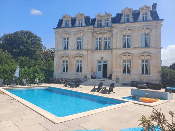 Magnifique château avec piscine chauffée
