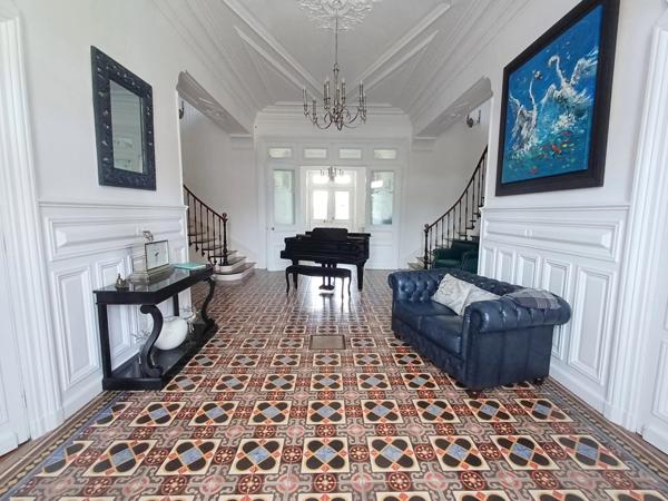 Magnifique château avec piscine chauffée