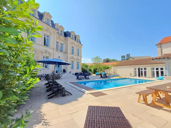 Magnifique château avec piscine chauffée