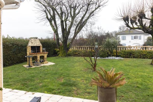 Charmante maison de plain pied avec piscine, à proximité de Jarnac
