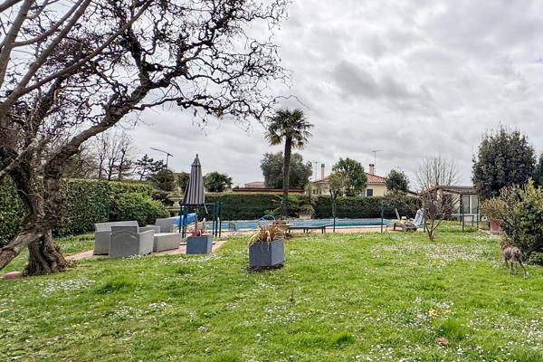Charmante maison de plain pied avec piscine, à proximité de Jarnac