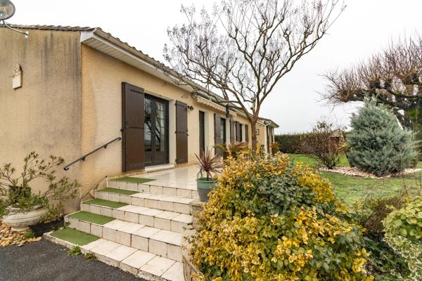 Charmante maison de plain pied avec piscine, à proximité de Jarnac