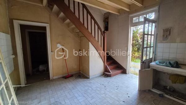 LINXE – 540 m² et 7 appartements : une opération à réinventer!
Ici, les appartements existent déjà c'est leur avenir qui reste à écrire.
À Linxe, cet immeuble d'environ 540 m² est actuellement composé de 7 appartements et nécessite une réhabilitation complète

Deux orientations peuvent être étudiées : conserver les 7 logements existants ou repenser les volumes pour créer 6 appartements aux surfaces plus généreuses.

Revente à la découpe, investissement locatif ou stratégie mixte : ce bien offre une véritable base de travail à un investisseur ou à un marchand de biens capable d'exploiter pleinement ses volumes.
7 appartements existants 540 m² à repenser.
Plusieurs stratégies de valorisation

Un projet immobilier d'envergure destiné aux professionnels qui ne recherchent pas un bien prêt à exploiter, mais une opération à construire.
À vous d'imaginer la stratégie qui révélera tout son potentiel.