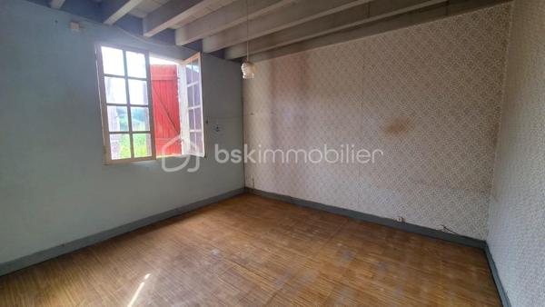 LINXE – 540 m² et 7 appartements : une opération à réinventer!
Ici, les appartements existent déjà c'est leur avenir qui reste à écrire.
À Linxe, cet immeuble d'environ 540 m² est actuellement composé de 7 appartements et nécessite une réhabilitation complète

Deux orientations peuvent être étudiées : conserver les 7 logements existants ou repenser les volumes pour créer 6 appartements aux surfaces plus généreuses.

Revente à la découpe, investissement locatif ou stratégie mixte : ce bien offre une véritable base de travail à un investisseur ou à un marchand de biens capable d'exploiter pleinement ses volumes.
7 appartements existants 540 m² à repenser.
Plusieurs stratégies de valorisation

Un projet immobilier d'envergure destiné aux professionnels qui ne recherchent pas un bien prêt à exploiter, mais une opération à construire.
À vous d'imaginer la stratégie qui révélera tout son potentiel.