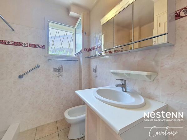 TOUT A PIED pour cette villa d'environ 161 m² sur 2 niveaux, 3 chambres, atelier et terrain piscinable d'environ 900 m²Maison Cavalaire Sur Mer