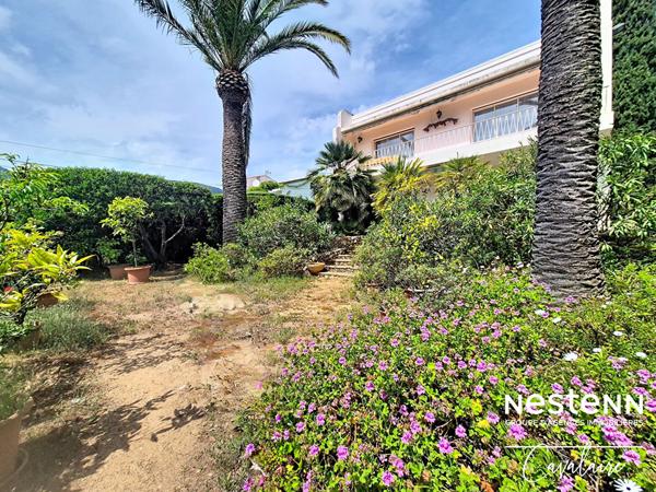 TOUT A PIED pour cette villa d'environ 161 m² sur 2 niveaux, 3 chambres, atelier et terrain piscinable d'environ 900 m²Maison Cavalaire Sur Mer