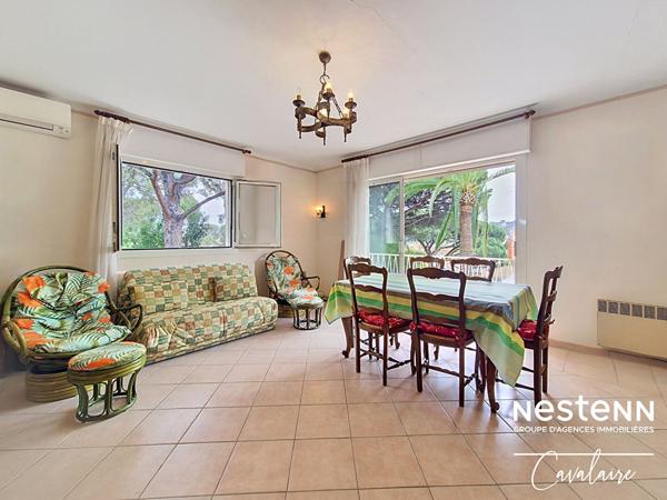 TOUT A PIED pour cette villa d'environ 161 m² sur 2 niveaux, 3 chambres, atelier et terrain piscinable d'environ 900 m²Maison Cavalaire Sur Mer