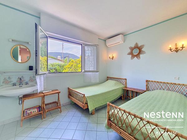 TOUT A PIED pour cette villa d'environ 161 m² sur 2 niveaux, 3 chambres, atelier et terrain piscinable d'environ 900 m²Maison Cavalaire Sur Mer