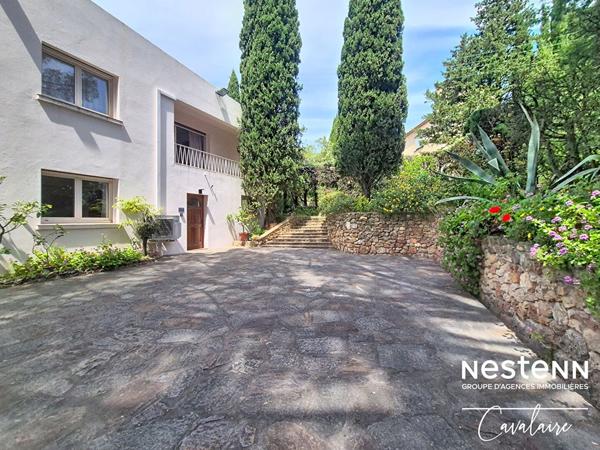 TOUT A PIED pour cette villa d'environ 161 m² sur 2 niveaux, 3 chambres, atelier et terrain piscinable d'environ 900 m²Maison Cavalaire Sur Mer