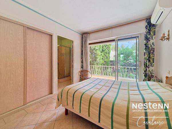 TOUT A PIED pour cette villa d'environ 161 m² sur 2 niveaux, 3 chambres, atelier et terrain piscinable d'environ 900 m²Maison Cavalaire Sur Mer