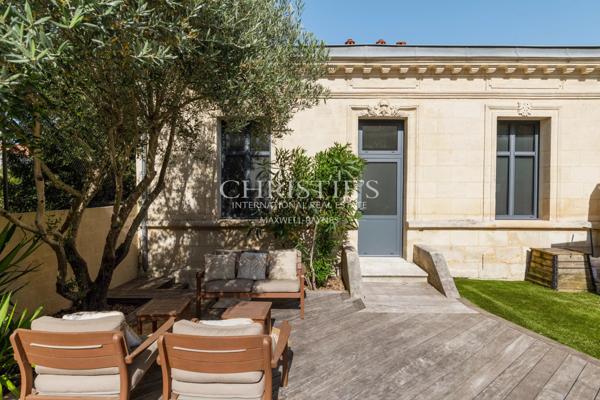 MAISON DE MAÎTRE RÉNOVÉE AVEC MAISON D’INVITÉS, PISCINE ET GARAGES