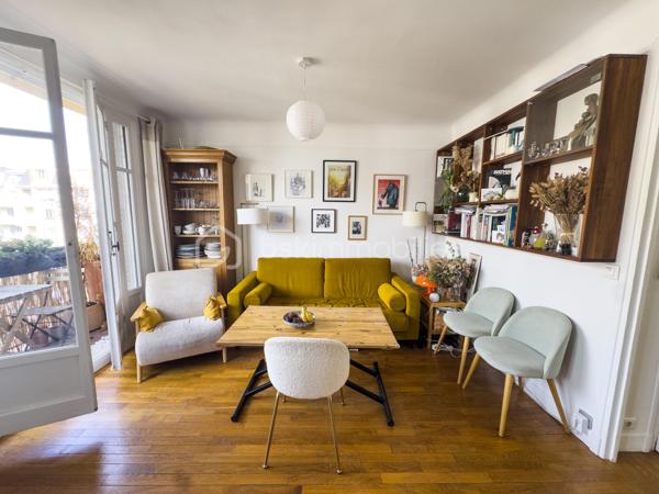 Au sein d’une résidence bien entretenue, découvrez ce 3 pièces de 50,51 m² situé au 4ᵉ étage avec ascenseur.

L’appartement offre une agréable pièce de vie baignée de lumière (traversant), prolongée par un balcon, ainsi qu’une cuisine ouverte, idéale pour partager des moments conviviaux.

L’espace nuit se compose de deux chambres, d’une salle d'eau et de WC séparés.

Une cave complète ce bien.

Son agencement fonctionnel, sa luminosité et sa situation, à proximité immédiate des commerces, des écoles et des transports, en font un appartement idéal pour un premier achat, une jeune famille ou un investissement.

Les + :
• 3 pièces – 2 chambres
• Balcon
• 4ᵉ étage avec ascenseur
• Cave
• Appartement lumineux
• Résidence entretenue
• Commerces et transports à pied

Une visite s’impose ! Une vidéo est disponible sur demande.