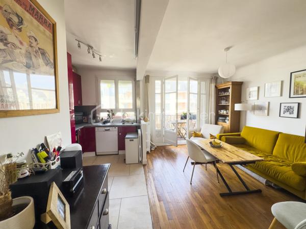 Au sein d’une résidence bien entretenue, découvrez ce 3 pièces de 50,51 m² situé au 4ᵉ étage avec ascenseur.

L’appartement offre une agréable pièce de vie baignée de lumière (traversant), prolongée par un balcon, ainsi qu’une cuisine ouverte, idéale pour partager des moments conviviaux.

L’espace nuit se compose de deux chambres, d’une salle d'eau et de WC séparés.

Une cave complète ce bien.

Son agencement fonctionnel, sa luminosité et sa situation, à proximité immédiate des commerces, des écoles et des transports, en font un appartement idéal pour un premier achat, une jeune famille ou un investissement.

Les + :
• 3 pièces – 2 chambres
• Balcon
• 4ᵉ étage avec ascenseur
• Cave
• Appartement lumineux
• Résidence entretenue
• Commerces et transports à pied

Une visite s’impose ! Une vidéo est disponible sur demande.