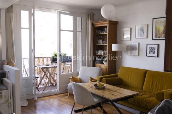 Au sein d’une résidence bien entretenue, découvrez ce 3 pièces de 50,51 m² situé au 4ᵉ étage avec ascenseur.

L’appartement offre une agréable pièce de vie baignée de lumière (traversant), prolongée par un balcon, ainsi qu’une cuisine ouverte, idéale pour partager des moments conviviaux.

L’espace nuit se compose de deux chambres, d’une salle d'eau et de WC séparés.

Une cave complète ce bien.

Son agencement fonctionnel, sa luminosité et sa situation, à proximité immédiate des commerces, des écoles et des transports, en font un appartement idéal pour un premier achat, une jeune famille ou un investissement.

Les + :
• 3 pièces – 2 chambres
• Balcon
• 4ᵉ étage avec ascenseur
• Cave
• Appartement lumineux
• Résidence entretenue
• Commerces et transports à pied

Une visite s’impose ! Une vidéo est disponible sur demande.