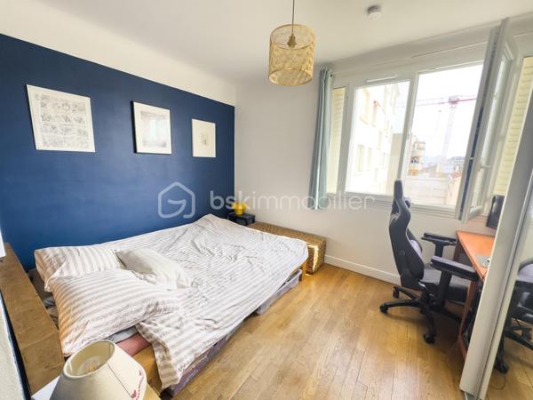 Au sein d’une résidence bien entretenue, découvrez ce 3 pièces de 50,51 m² situé au 4ᵉ étage avec ascenseur.

L’appartement offre une agréable pièce de vie baignée de lumière (traversant), prolongée par un balcon, ainsi qu’une cuisine ouverte, idéale pour partager des moments conviviaux.

L’espace nuit se compose de deux chambres, d’une salle d'eau et de WC séparés.

Une cave complète ce bien.

Son agencement fonctionnel, sa luminosité et sa situation, à proximité immédiate des commerces, des écoles et des transports, en font un appartement idéal pour un premier achat, une jeune famille ou un investissement.

Les + :
• 3 pièces – 2 chambres
• Balcon
• 4ᵉ étage avec ascenseur
• Cave
• Appartement lumineux
• Résidence entretenue
• Commerces et transports à pied

Une visite s’impose ! Une vidéo est disponible sur demande.
