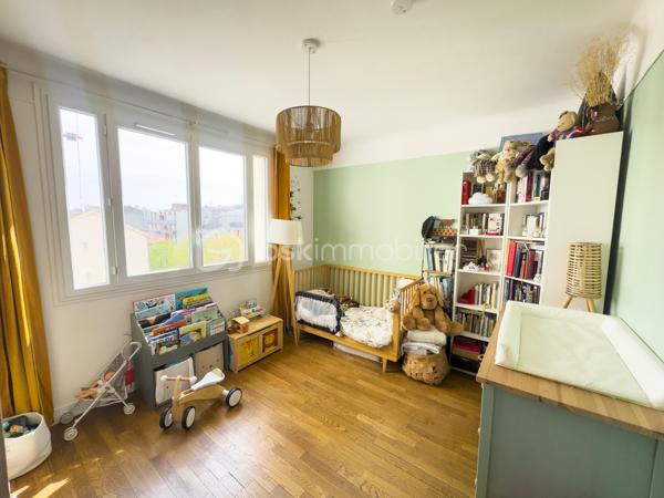 Au sein d’une résidence bien entretenue, découvrez ce 3 pièces de 50,51 m² situé au 4ᵉ étage avec ascenseur.

L’appartement offre une agréable pièce de vie baignée de lumière (traversant), prolongée par un balcon, ainsi qu’une cuisine ouverte, idéale pour partager des moments conviviaux.

L’espace nuit se compose de deux chambres, d’une salle d'eau et de WC séparés.

Une cave complète ce bien.

Son agencement fonctionnel, sa luminosité et sa situation, à proximité immédiate des commerces, des écoles et des transports, en font un appartement idéal pour un premier achat, une jeune famille ou un investissement.

Les + :
• 3 pièces – 2 chambres
• Balcon
• 4ᵉ étage avec ascenseur
• Cave
• Appartement lumineux
• Résidence entretenue
• Commerces et transports à pied

Une visite s’impose ! Une vidéo est disponible sur demande.