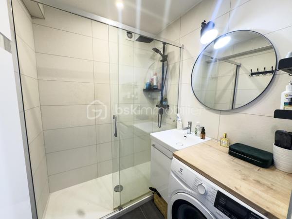 Au sein d’une résidence bien entretenue, découvrez ce 3 pièces de 50,51 m² situé au 4ᵉ étage avec ascenseur.

L’appartement offre une agréable pièce de vie baignée de lumière (traversant), prolongée par un balcon, ainsi qu’une cuisine ouverte, idéale pour partager des moments conviviaux.

L’espace nuit se compose de deux chambres, d’une salle d'eau et de WC séparés.

Une cave complète ce bien.

Son agencement fonctionnel, sa luminosité et sa situation, à proximité immédiate des commerces, des écoles et des transports, en font un appartement idéal pour un premier achat, une jeune famille ou un investissement.

Les + :
• 3 pièces – 2 chambres
• Balcon
• 4ᵉ étage avec ascenseur
• Cave
• Appartement lumineux
• Résidence entretenue
• Commerces et transports à pied

Une visite s’impose ! Une vidéo est disponible sur demande.