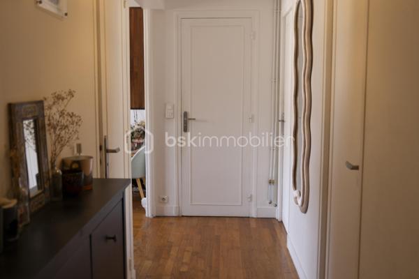 Au sein d’une résidence bien entretenue, découvrez ce 3 pièces de 50,51 m² situé au 4ᵉ étage avec ascenseur.

L’appartement offre une agréable pièce de vie baignée de lumière (traversant), prolongée par un balcon, ainsi qu’une cuisine ouverte, idéale pour partager des moments conviviaux.

L’espace nuit se compose de deux chambres, d’une salle d'eau et de WC séparés.

Une cave complète ce bien.

Son agencement fonctionnel, sa luminosité et sa situation, à proximité immédiate des commerces, des écoles et des transports, en font un appartement idéal pour un premier achat, une jeune famille ou un investissement.

Les + :
• 3 pièces – 2 chambres
• Balcon
• 4ᵉ étage avec ascenseur
• Cave
• Appartement lumineux
• Résidence entretenue
• Commerces et transports à pied

Une visite s’impose ! Une vidéo est disponible sur demande.