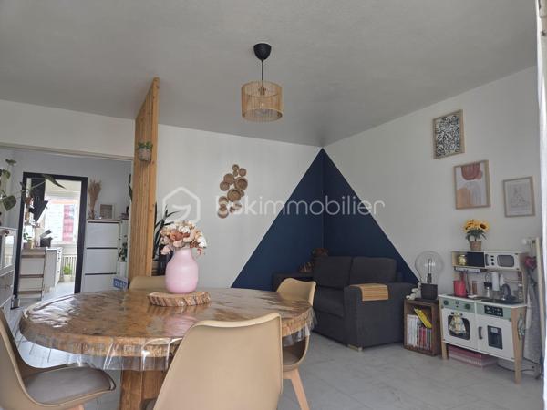 Venez découvrir ce magnifique appartement T4 de 84 m², entièrement rénové avec goût, idéalement situé au cœur de Chenôve.

Situé au dernier étage d'une copropriété sécurisée de quatre étages, cet appartement bénéficie d'un agencement fonctionnel offrant une séparation harmonieuse entre l'espace de vie et l'espace nuit.

Dès l'entrée, vous serez séduit par sa belle luminosité et son atmosphère chaleureuse.
 Le hall dessert :
- une agréable pièce de vie de 19 m² ouvrant sur une loggia ;
- une cuisine indépendante, entièrement équipée (cuisine Ixina installée en 2022) ;
- un vaste bureau de 16 m² pouvant être transformé en troisième chambre selon vos besoins.
L'espace nuit comprend :
- une chambre avec rangements intégrés ;
- une deuxième chambre avec placards et accès privilégié à une seconde loggia ;
- une salle de bains avec baignoire ;
- des WC indépendants.

Le stationnement est libre au sein de la copropriété.

Idéalement situé, l'appartement se trouve à proximité immédiate des commerces, des écoles, des transports en commun (tramway) et de l'ensemble des commodités.