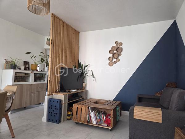 Venez découvrir ce magnifique appartement T4 de 84 m², entièrement rénové avec goût, idéalement situé au cœur de Chenôve.

Situé au dernier étage d'une copropriété sécurisée de quatre étages, cet appartement bénéficie d'un agencement fonctionnel offrant une séparation harmonieuse entre l'espace de vie et l'espace nuit.

Dès l'entrée, vous serez séduit par sa belle luminosité et son atmosphère chaleureuse.
 Le hall dessert :
- une agréable pièce de vie de 19 m² ouvrant sur une loggia ;
- une cuisine indépendante, entièrement équipée (cuisine Ixina installée en 2022) ;
- un vaste bureau de 16 m² pouvant être transformé en troisième chambre selon vos besoins.
L'espace nuit comprend :
- une chambre avec rangements intégrés ;
- une deuxième chambre avec placards et accès privilégié à une seconde loggia ;
- une salle de bains avec baignoire ;
- des WC indépendants.

Le stationnement est libre au sein de la copropriété.

Idéalement situé, l'appartement se trouve à proximité immédiate des commerces, des écoles, des transports en commun (tramway) et de l'ensemble des commodités.