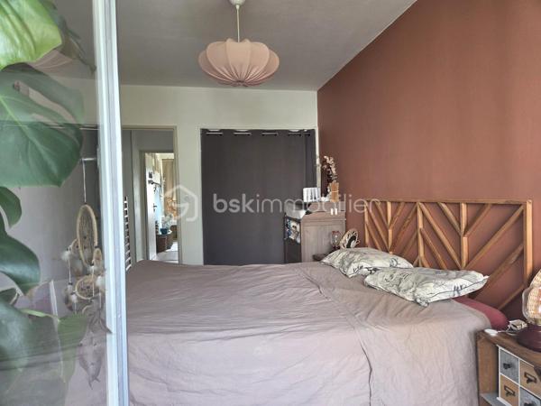 Venez découvrir ce magnifique appartement T4 de 84 m², entièrement rénové avec goût, idéalement situé au cœur de Chenôve.

Situé au dernier étage d'une copropriété sécurisée de quatre étages, cet appartement bénéficie d'un agencement fonctionnel offrant une séparation harmonieuse entre l'espace de vie et l'espace nuit.

Dès l'entrée, vous serez séduit par sa belle luminosité et son atmosphère chaleureuse.
 Le hall dessert :
- une agréable pièce de vie de 19 m² ouvrant sur une loggia ;
- une cuisine indépendante, entièrement équipée (cuisine Ixina installée en 2022) ;
- un vaste bureau de 16 m² pouvant être transformé en troisième chambre selon vos besoins.
L'espace nuit comprend :
- une chambre avec rangements intégrés ;
- une deuxième chambre avec placards et accès privilégié à une seconde loggia ;
- une salle de bains avec baignoire ;
- des WC indépendants.

Le stationnement est libre au sein de la copropriété.

Idéalement situé, l'appartement se trouve à proximité immédiate des commerces, des écoles, des transports en commun (tramway) et de l'ensemble des commodités.