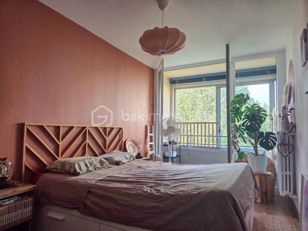 Venez découvrir ce magnifique appartement T4 de 84 m², entièrement rénové avec goût, idéalement situé au cœur de Chenôve.

Situé au dernier étage d'une copropriété sécurisée de quatre étages, cet appartement bénéficie d'un agencement fonctionnel offrant une séparation harmonieuse entre l'espace de vie et l'espace nuit.

Dès l'entrée, vous serez séduit par sa belle luminosité et son atmosphère chaleureuse.
 Le hall dessert :
- une agréable pièce de vie de 19 m² ouvrant sur une loggia ;
- une cuisine indépendante, entièrement équipée (cuisine Ixina installée en 2022) ;
- un vaste bureau de 16 m² pouvant être transformé en troisième chambre selon vos besoins.
L'espace nuit comprend :
- une chambre avec rangements intégrés ;
- une deuxième chambre avec placards et accès privilégié à une seconde loggia ;
- une salle de bains avec baignoire ;
- des WC indépendants.

Le stationnement est libre au sein de la copropriété.

Idéalement situé, l'appartement se trouve à proximité immédiate des commerces, des écoles, des transports en commun (tramway) et de l'ensemble des commodités.