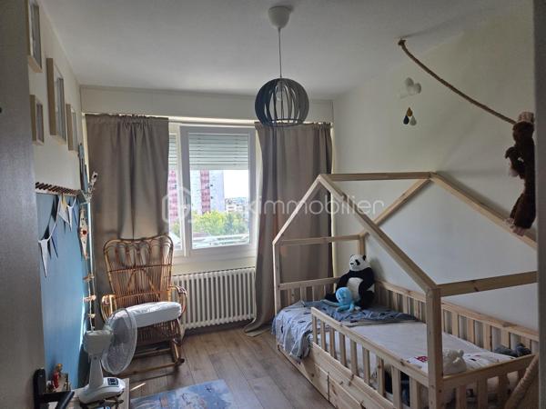 Venez découvrir ce magnifique appartement T4 de 84 m², entièrement rénové avec goût, idéalement situé au cœur de Chenôve.

Situé au dernier étage d'une copropriété sécurisée de quatre étages, cet appartement bénéficie d'un agencement fonctionnel offrant une séparation harmonieuse entre l'espace de vie et l'espace nuit.

Dès l'entrée, vous serez séduit par sa belle luminosité et son atmosphère chaleureuse.
 Le hall dessert :
- une agréable pièce de vie de 19 m² ouvrant sur une loggia ;
- une cuisine indépendante, entièrement équipée (cuisine Ixina installée en 2022) ;
- un vaste bureau de 16 m² pouvant être transformé en troisième chambre selon vos besoins.
L'espace nuit comprend :
- une chambre avec rangements intégrés ;
- une deuxième chambre avec placards et accès privilégié à une seconde loggia ;
- une salle de bains avec baignoire ;
- des WC indépendants.

Le stationnement est libre au sein de la copropriété.

Idéalement situé, l'appartement se trouve à proximité immédiate des commerces, des écoles, des transports en commun (tramway) et de l'ensemble des commodités.