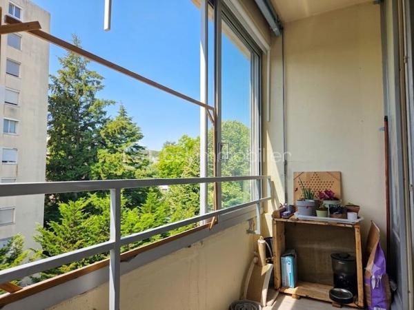 Venez découvrir ce magnifique appartement T4 de 84 m², entièrement rénové avec goût, idéalement situé au cœur de Chenôve.

Situé au dernier étage d'une copropriété sécurisée de quatre étages, cet appartement bénéficie d'un agencement fonctionnel offrant une séparation harmonieuse entre l'espace de vie et l'espace nuit.

Dès l'entrée, vous serez séduit par sa belle luminosité et son atmosphère chaleureuse.
 Le hall dessert :
- une agréable pièce de vie de 19 m² ouvrant sur une loggia ;
- une cuisine indépendante, entièrement équipée (cuisine Ixina installée en 2022) ;
- un vaste bureau de 16 m² pouvant être transformé en troisième chambre selon vos besoins.
L'espace nuit comprend :
- une chambre avec rangements intégrés ;
- une deuxième chambre avec placards et accès privilégié à une seconde loggia ;
- une salle de bains avec baignoire ;
- des WC indépendants.

Le stationnement est libre au sein de la copropriété.

Idéalement situé, l'appartement se trouve à proximité immédiate des commerces, des écoles, des transports en commun (tramway) et de l'ensemble des commodités.