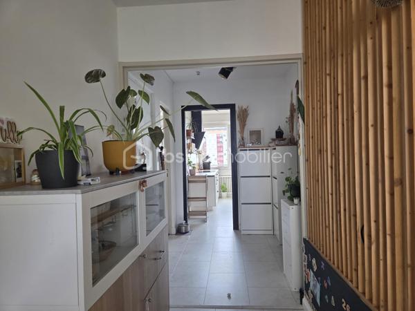 Venez découvrir ce magnifique appartement T4 de 84 m², entièrement rénové avec goût, idéalement situé au cœur de Chenôve.

Situé au dernier étage d'une copropriété sécurisée de quatre étages, cet appartement bénéficie d'un agencement fonctionnel offrant une séparation harmonieuse entre l'espace de vie et l'espace nuit.

Dès l'entrée, vous serez séduit par sa belle luminosité et son atmosphère chaleureuse.
 Le hall dessert :
- une agréable pièce de vie de 19 m² ouvrant sur une loggia ;
- une cuisine indépendante, entièrement équipée (cuisine Ixina installée en 2022) ;
- un vaste bureau de 16 m² pouvant être transformé en troisième chambre selon vos besoins.
L'espace nuit comprend :
- une chambre avec rangements intégrés ;
- une deuxième chambre avec placards et accès privilégié à une seconde loggia ;
- une salle de bains avec baignoire ;
- des WC indépendants.

Le stationnement est libre au sein de la copropriété.

Idéalement situé, l'appartement se trouve à proximité immédiate des commerces, des écoles, des transports en commun (tramway) et de l'ensemble des commodités.