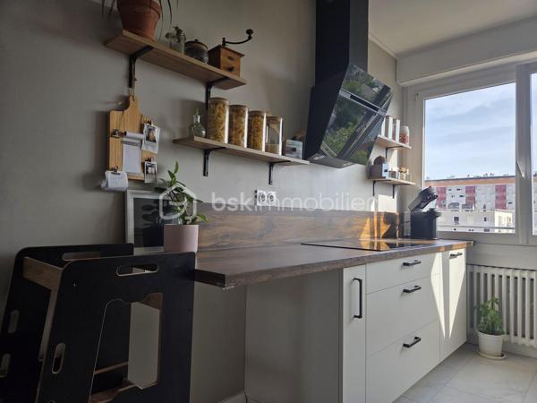Venez découvrir ce magnifique appartement T4 de 84 m², entièrement rénové avec goût, idéalement situé au cœur de Chenôve.

Situé au dernier étage d'une copropriété sécurisée de quatre étages, cet appartement bénéficie d'un agencement fonctionnel offrant une séparation harmonieuse entre l'espace de vie et l'espace nuit.

Dès l'entrée, vous serez séduit par sa belle luminosité et son atmosphère chaleureuse.
 Le hall dessert :
- une agréable pièce de vie de 19 m² ouvrant sur une loggia ;
- une cuisine indépendante, entièrement équipée (cuisine Ixina installée en 2022) ;
- un vaste bureau de 16 m² pouvant être transformé en troisième chambre selon vos besoins.
L'espace nuit comprend :
- une chambre avec rangements intégrés ;
- une deuxième chambre avec placards et accès privilégié à une seconde loggia ;
- une salle de bains avec baignoire ;
- des WC indépendants.

Le stationnement est libre au sein de la copropriété.

Idéalement situé, l'appartement se trouve à proximité immédiate des commerces, des écoles, des transports en commun (tramway) et de l'ensemble des commodités.