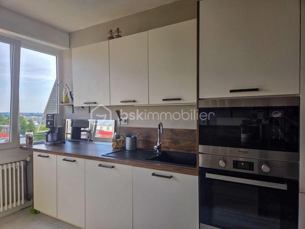 Venez découvrir ce magnifique appartement T4 de 84 m², entièrement rénové avec goût, idéalement situé au cœur de Chenôve.

Situé au dernier étage d'une copropriété sécurisée de quatre étages, cet appartement bénéficie d'un agencement fonctionnel offrant une séparation harmonieuse entre l'espace de vie et l'espace nuit.

Dès l'entrée, vous serez séduit par sa belle luminosité et son atmosphère chaleureuse.
 Le hall dessert :
- une agréable pièce de vie de 19 m² ouvrant sur une loggia ;
- une cuisine indépendante, entièrement équipée (cuisine Ixina installée en 2022) ;
- un vaste bureau de 16 m² pouvant être transformé en troisième chambre selon vos besoins.
L'espace nuit comprend :
- une chambre avec rangements intégrés ;
- une deuxième chambre avec placards et accès privilégié à une seconde loggia ;
- une salle de bains avec baignoire ;
- des WC indépendants.

Le stationnement est libre au sein de la copropriété.

Idéalement situé, l'appartement se trouve à proximité immédiate des commerces, des écoles, des transports en commun (tramway) et de l'ensemble des commodités.