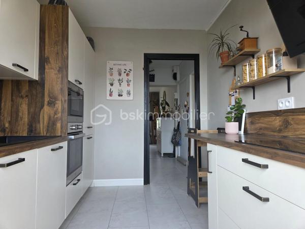 Venez découvrir ce magnifique appartement T4 de 84 m², entièrement rénové avec goût, idéalement situé au cœur de Chenôve.

Situé au dernier étage d'une copropriété sécurisée de quatre étages, cet appartement bénéficie d'un agencement fonctionnel offrant une séparation harmonieuse entre l'espace de vie et l'espace nuit.

Dès l'entrée, vous serez séduit par sa belle luminosité et son atmosphère chaleureuse.
 Le hall dessert :
- une agréable pièce de vie de 19 m² ouvrant sur une loggia ;
- une cuisine indépendante, entièrement équipée (cuisine Ixina installée en 2022) ;
- un vaste bureau de 16 m² pouvant être transformé en troisième chambre selon vos besoins.
L'espace nuit comprend :
- une chambre avec rangements intégrés ;
- une deuxième chambre avec placards et accès privilégié à une seconde loggia ;
- une salle de bains avec baignoire ;
- des WC indépendants.

Le stationnement est libre au sein de la copropriété.

Idéalement situé, l'appartement se trouve à proximité immédiate des commerces, des écoles, des transports en commun (tramway) et de l'ensemble des commodités.