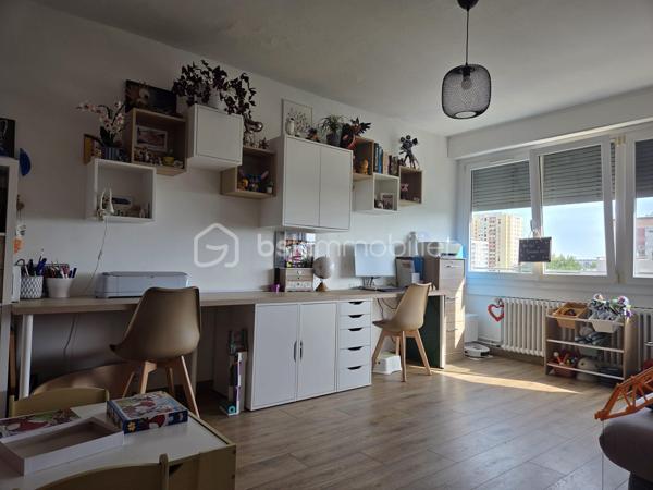 Venez découvrir ce magnifique appartement T4 de 84 m², entièrement rénové avec goût, idéalement situé au cœur de Chenôve.

Situé au dernier étage d'une copropriété sécurisée de quatre étages, cet appartement bénéficie d'un agencement fonctionnel offrant une séparation harmonieuse entre l'espace de vie et l'espace nuit.

Dès l'entrée, vous serez séduit par sa belle luminosité et son atmosphère chaleureuse.
 Le hall dessert :
- une agréable pièce de vie de 19 m² ouvrant sur une loggia ;
- une cuisine indépendante, entièrement équipée (cuisine Ixina installée en 2022) ;
- un vaste bureau de 16 m² pouvant être transformé en troisième chambre selon vos besoins.
L'espace nuit comprend :
- une chambre avec rangements intégrés ;
- une deuxième chambre avec placards et accès privilégié à une seconde loggia ;
- une salle de bains avec baignoire ;
- des WC indépendants.

Le stationnement est libre au sein de la copropriété.

Idéalement situé, l'appartement se trouve à proximité immédiate des commerces, des écoles, des transports en commun (tramway) et de l'ensemble des commodités.