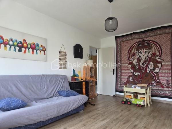Venez découvrir ce magnifique appartement T4 de 84 m², entièrement rénové avec goût, idéalement situé au cœur de Chenôve.

Situé au dernier étage d'une copropriété sécurisée de quatre étages, cet appartement bénéficie d'un agencement fonctionnel offrant une séparation harmonieuse entre l'espace de vie et l'espace nuit.

Dès l'entrée, vous serez séduit par sa belle luminosité et son atmosphère chaleureuse.
 Le hall dessert :
- une agréable pièce de vie de 19 m² ouvrant sur une loggia ;
- une cuisine indépendante, entièrement équipée (cuisine Ixina installée en 2022) ;
- un vaste bureau de 16 m² pouvant être transformé en troisième chambre selon vos besoins.
L'espace nuit comprend :
- une chambre avec rangements intégrés ;
- une deuxième chambre avec placards et accès privilégié à une seconde loggia ;
- une salle de bains avec baignoire ;
- des WC indépendants.

Le stationnement est libre au sein de la copropriété.

Idéalement situé, l'appartement se trouve à proximité immédiate des commerces, des écoles, des transports en commun (tramway) et de l'ensemble des commodités.