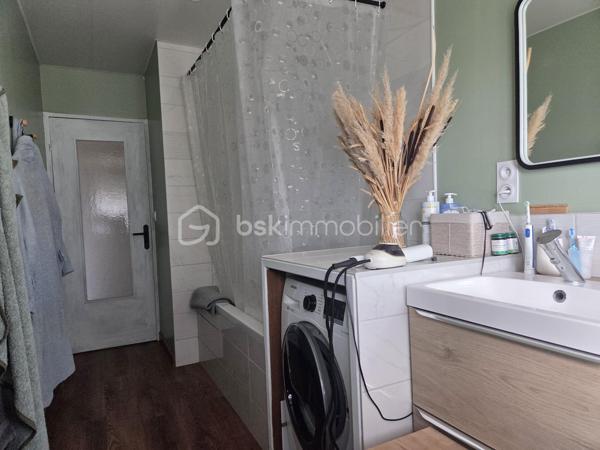 Venez découvrir ce magnifique appartement T4 de 84 m², entièrement rénové avec goût, idéalement situé au cœur de Chenôve.

Situé au dernier étage d'une copropriété sécurisée de quatre étages, cet appartement bénéficie d'un agencement fonctionnel offrant une séparation harmonieuse entre l'espace de vie et l'espace nuit.

Dès l'entrée, vous serez séduit par sa belle luminosité et son atmosphère chaleureuse.
 Le hall dessert :
- une agréable pièce de vie de 19 m² ouvrant sur une loggia ;
- une cuisine indépendante, entièrement équipée (cuisine Ixina installée en 2022) ;
- un vaste bureau de 16 m² pouvant être transformé en troisième chambre selon vos besoins.
L'espace nuit comprend :
- une chambre avec rangements intégrés ;
- une deuxième chambre avec placards et accès privilégié à une seconde loggia ;
- une salle de bains avec baignoire ;
- des WC indépendants.

Le stationnement est libre au sein de la copropriété.

Idéalement situé, l'appartement se trouve à proximité immédiate des commerces, des écoles, des transports en commun (tramway) et de l'ensemble des commodités.