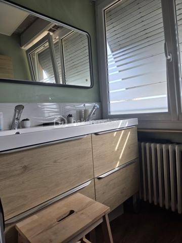 Venez découvrir ce magnifique appartement T4 de 84 m², entièrement rénové avec goût, idéalement situé au cœur de Chenôve.

Situé au dernier étage d'une copropriété sécurisée de quatre étages, cet appartement bénéficie d'un agencement fonctionnel offrant une séparation harmonieuse entre l'espace de vie et l'espace nuit.

Dès l'entrée, vous serez séduit par sa belle luminosité et son atmosphère chaleureuse.
 Le hall dessert :
- une agréable pièce de vie de 19 m² ouvrant sur une loggia ;
- une cuisine indépendante, entièrement équipée (cuisine Ixina installée en 2022) ;
- un vaste bureau de 16 m² pouvant être transformé en troisième chambre selon vos besoins.
L'espace nuit comprend :
- une chambre avec rangements intégrés ;
- une deuxième chambre avec placards et accès privilégié à une seconde loggia ;
- une salle de bains avec baignoire ;
- des WC indépendants.

Le stationnement est libre au sein de la copropriété.

Idéalement situé, l'appartement se trouve à proximité immédiate des commerces, des écoles, des transports en commun (tramway) et de l'ensemble des commodités.