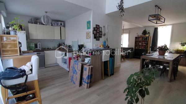 Idéalement situé dans le quartier Doulon-Bottière, à proximité immédiate du parc de la Bottière-Chénaie et à seulement 3 minutes à pied du tramway (ligne 1 – arrêt Souillarderie), permettant de rejoindre rapidement le centre-ville et la gare de Nantes.

Au sein d'une résidence agréable, découvrez cet appartement duplex offrant de beaux volumes et un fort potentiel d'aménagement.

Appartement au 1er étage se compose d'une entrée, une cuisine meublée ouvrant sur une terrasse, d'un vaste séjour-salon et d'une salle d'eau avec wc. À l'étage, vous trouverez un palier desservant deux chambres et une salle de bains et wc.

Atout majeur : la configuration actuelle permet d'envisager facilement la création d'une troisième chambre.

Une place de parking sécurisée en sous-sol complète ce bien.

À proximité des commerces, transports et services, cet appartement réunit confort, fonctionnalité et potentiel d'évolution.
