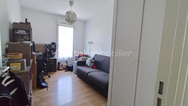 Idéalement situé dans le quartier Doulon-Bottière, à proximité immédiate du parc de la Bottière-Chénaie et à seulement 3 minutes à pied du tramway (ligne 1 – arrêt Souillarderie), permettant de rejoindre rapidement le centre-ville et la gare de Nantes.

Au sein d'une résidence agréable, découvrez cet appartement duplex offrant de beaux volumes et un fort potentiel d'aménagement.

Appartement au 1er étage se compose d'une entrée, une cuisine meublée ouvrant sur une terrasse, d'un vaste séjour-salon et d'une salle d'eau avec wc. À l'étage, vous trouverez un palier desservant deux chambres et une salle de bains et wc.

Atout majeur : la configuration actuelle permet d'envisager facilement la création d'une troisième chambre.

Une place de parking sécurisée en sous-sol complète ce bien.

À proximité des commerces, transports et services, cet appartement réunit confort, fonctionnalité et potentiel d'évolution.