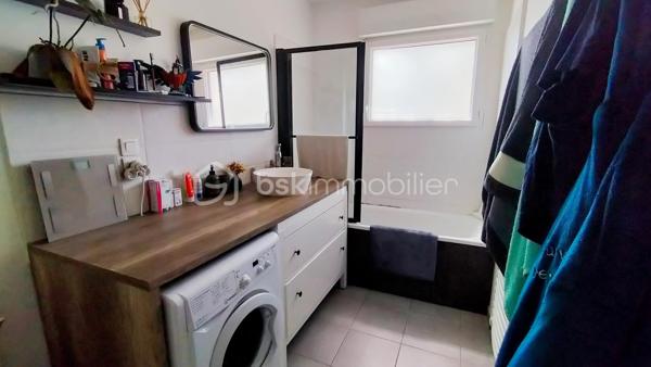 Idéalement situé dans le quartier Doulon-Bottière, à proximité immédiate du parc de la Bottière-Chénaie et à seulement 3 minutes à pied du tramway (ligne 1 – arrêt Souillarderie), permettant de rejoindre rapidement le centre-ville et la gare de Nantes.

Au sein d'une résidence agréable, découvrez cet appartement duplex offrant de beaux volumes et un fort potentiel d'aménagement.

Appartement au 1er étage se compose d'une entrée, une cuisine meublée ouvrant sur une terrasse, d'un vaste séjour-salon et d'une salle d'eau avec wc. À l'étage, vous trouverez un palier desservant deux chambres et une salle de bains et wc.

Atout majeur : la configuration actuelle permet d'envisager facilement la création d'une troisième chambre.

Une place de parking sécurisée en sous-sol complète ce bien.

À proximité des commerces, transports et services, cet appartement réunit confort, fonctionnalité et potentiel d'évolution.